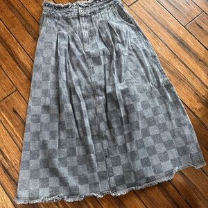 Very J Gray Checkered A-Line Midi Skirt with Frayed Hem